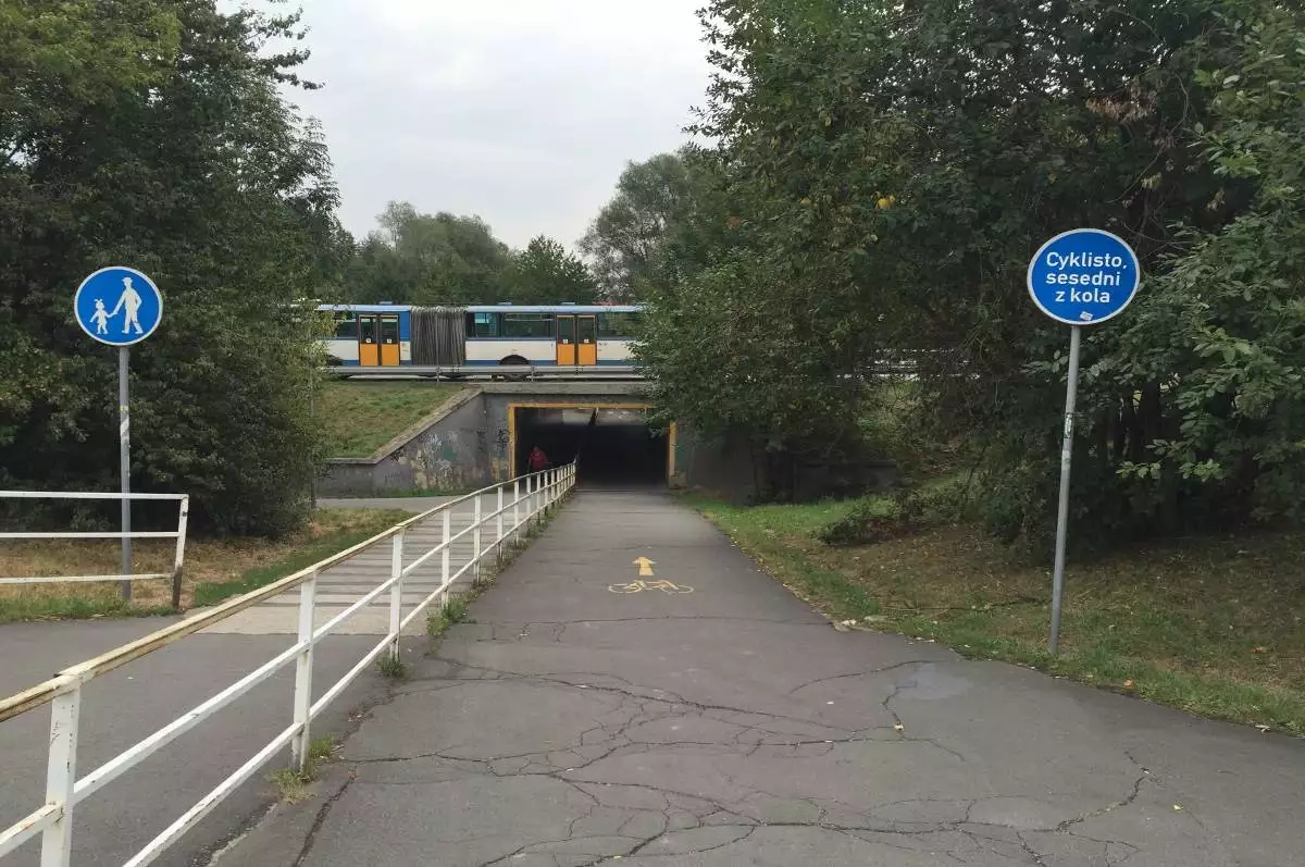 Vybírání pokut od cyklistů u podchodu zase blíže svému konci