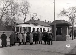 Slavnostní zahájení elektrického provozu tramvají do Hrabové v březnu 1934. Snímek vyfocen ve Vítkovicích. Foto: Archiv Vítkovice, a. s.