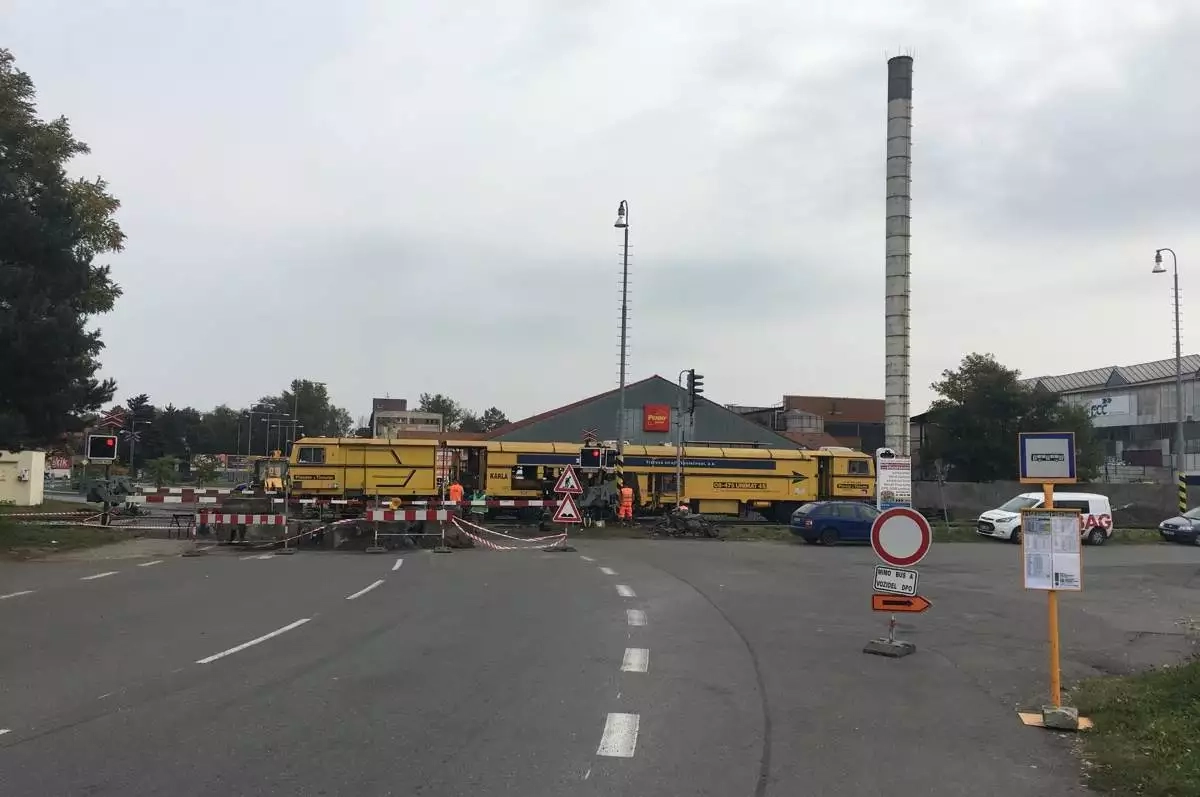 Železniční přejezd je opět průjezdný
