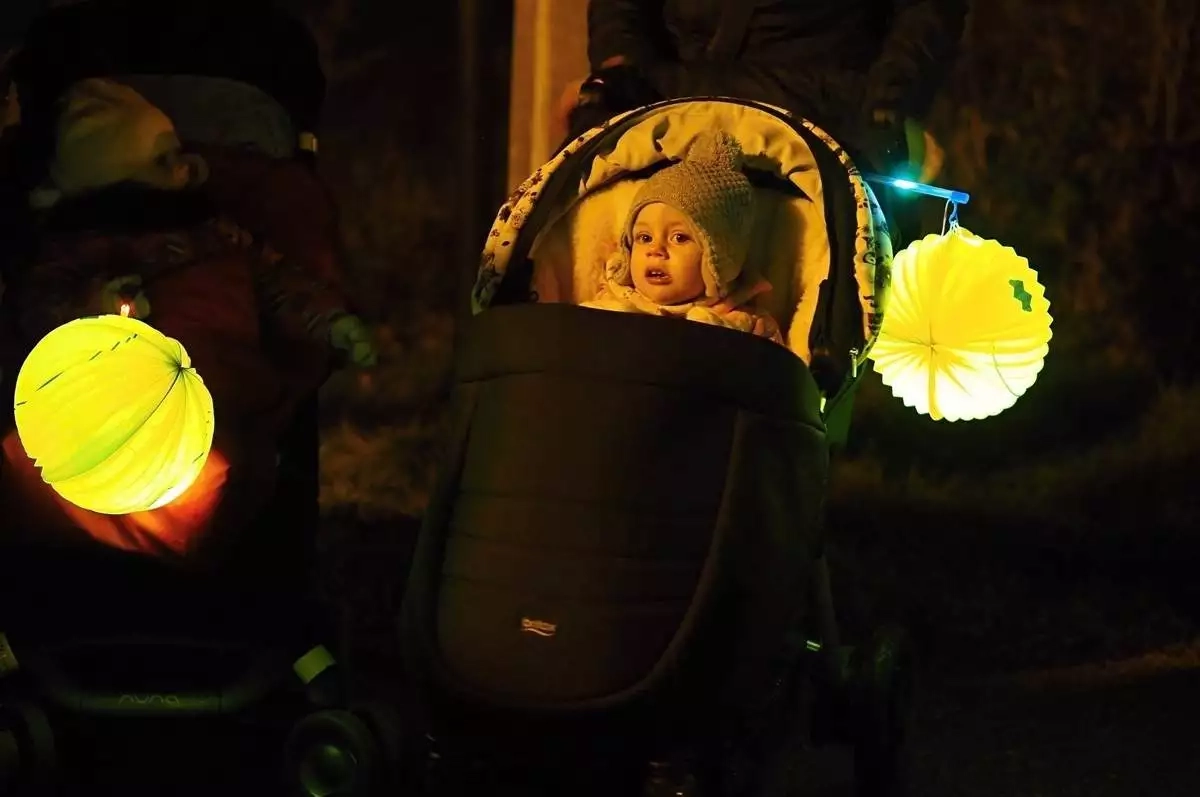 Vypouštěnà lampionů štěstà a lampionový průvod