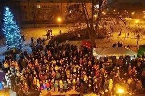 RozsvĂcenĂ vánoÄŤnĂho stromu | Ilona a Libor Hromádkovi