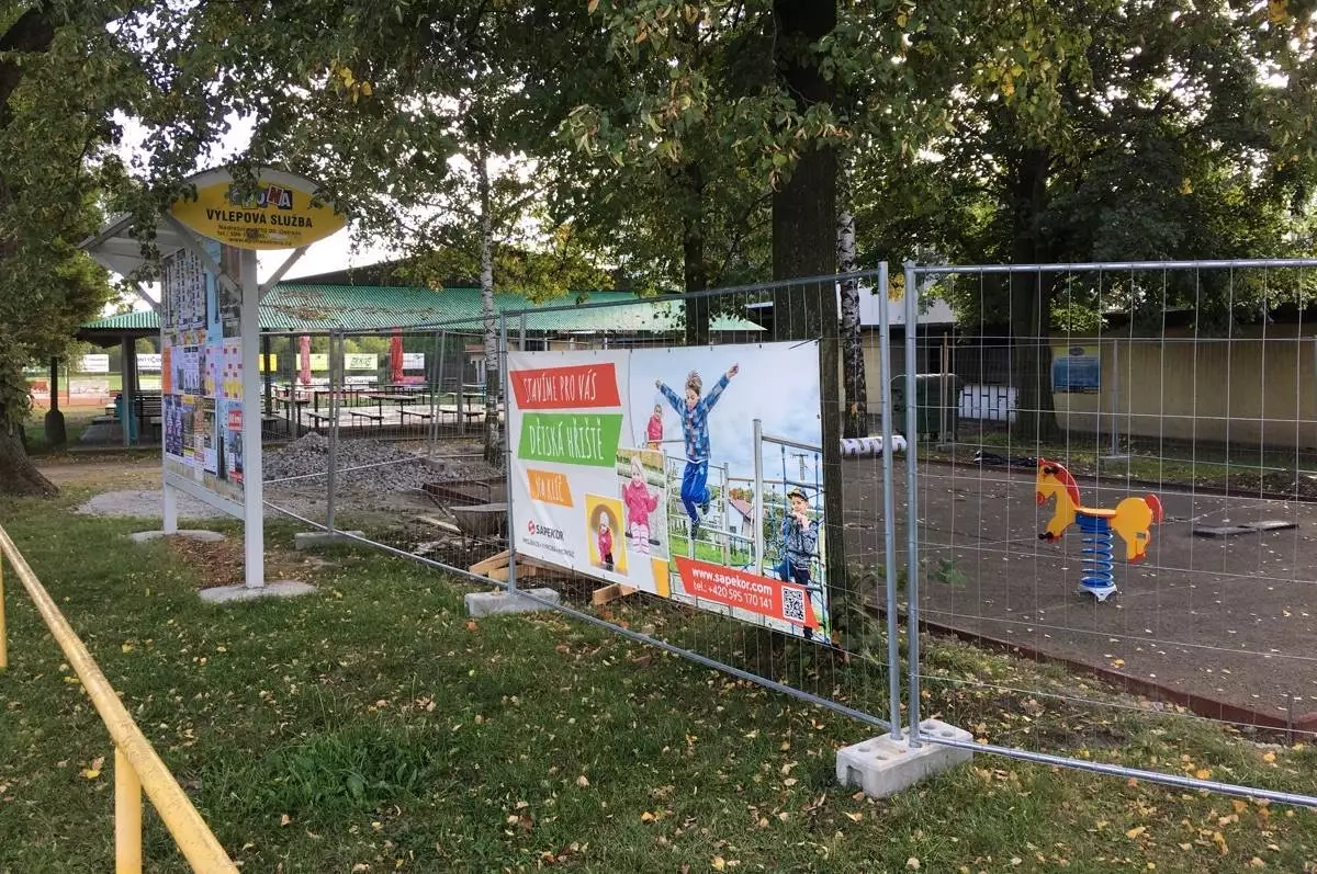 I děti z jižního konce Hrabové mají nyní své hřišťátko