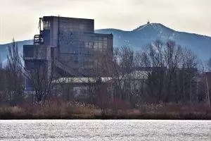 Chátrající budova v Dolu Paskov