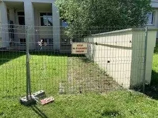 (FOTO) Budovánà (staro)nového vchodu do základnà školy je dokončeno