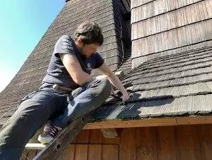 (FOTO) Oprava dřevěné šindelové krytiny na kostele sv. Kateřiny