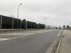 Daný úsek silnice patří Makru, hrboly jsou po obou stranách již několik let