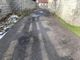 LuĹľná a Na RozvodĂ: Oprava nerovnostĂ a dÄ›r v povrchu vozovek