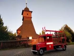 (FOTO) Dobrovolní hasiči vdechli nový život autíčku pro děti ve školce v Ostravě-Hrabové