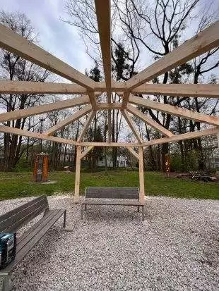 (FOTO) Zelená Hrabová: Nový dřevěný altán v parku Hrabovjanka