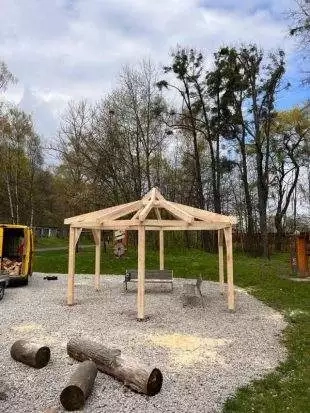 SbĂrka pro Hrabovjanku: ZastĹ™ešenĂ altánu v lesnĂm parku v HrabovĂ©