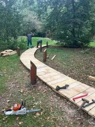 Zelená Hrabová: Hrabovjanka má novĂ˝ povalovĂ˝ chodnĂk