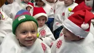 (VIDEO) Hrabová: Děti z mateřské školy přinesly na úřad předvánočnà pohodu