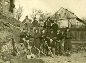 HRABOVÁ 19. ÚNORA 1945, výkop protitankového příkopu u Šídlovce. FOTO / JAROSLAV ERMIS