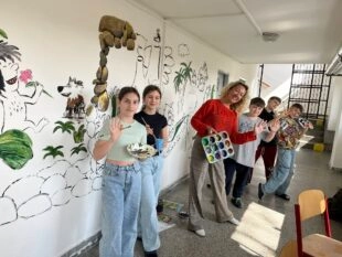 (FOTO) Marcela Ševčíková: Šesťáci si hezky mákli a dílo v šatnách 1. stupně je hotovo!