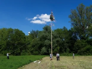 (FOTO) Ohlédnutí za stavěním májky 2025