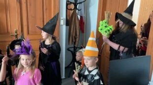 (VIDEO) Hrabová: Děti ze školky navštívily radnici v čarodějnických kostýmech