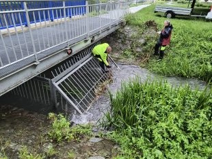 (FOTO) Hrabová: Riziková mĂsta hlĂdajĂ komunálnĂ sluĹľby od ÄŤasnĂ©ho rána